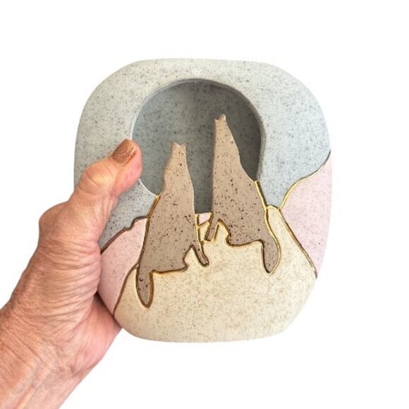 Southeast Art Pottery Matte Stone Finish Howling Coyotes Vase - Picture 8 of 10